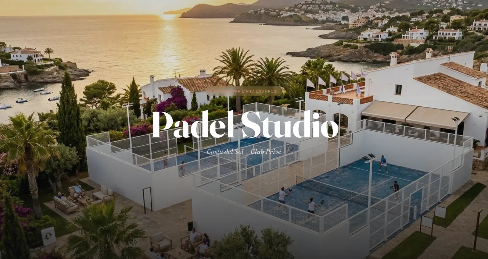 Padel Studio — vue d'ensemble du club sur la Costa del Sol, terrains et villa au coucher du soleil